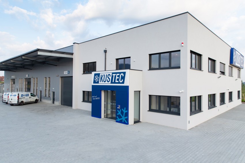Haupteingang, neues Firmengebäude KUSTEC.